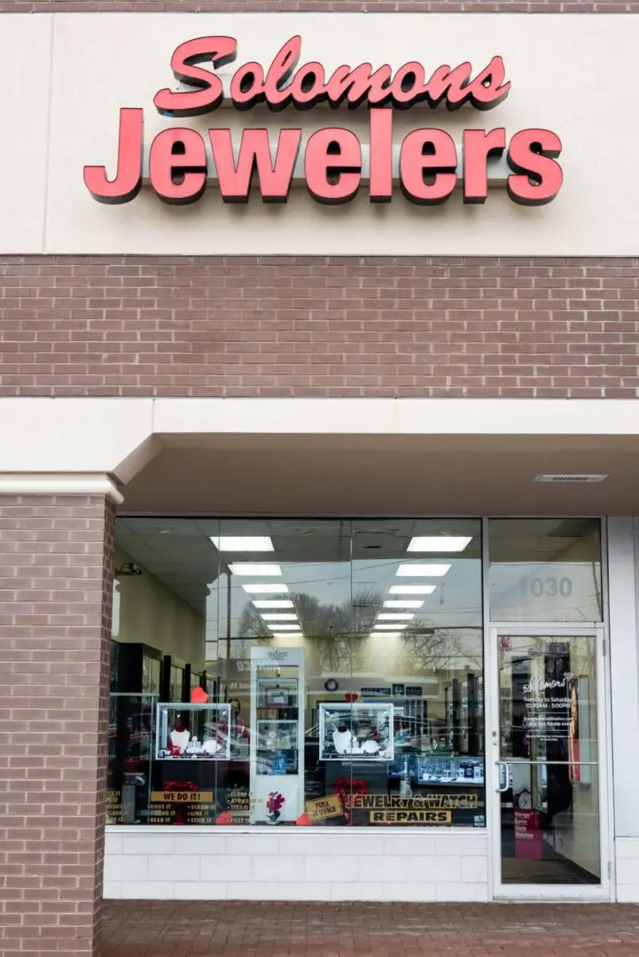A store front of a jewelers with the word " jeweleers ".